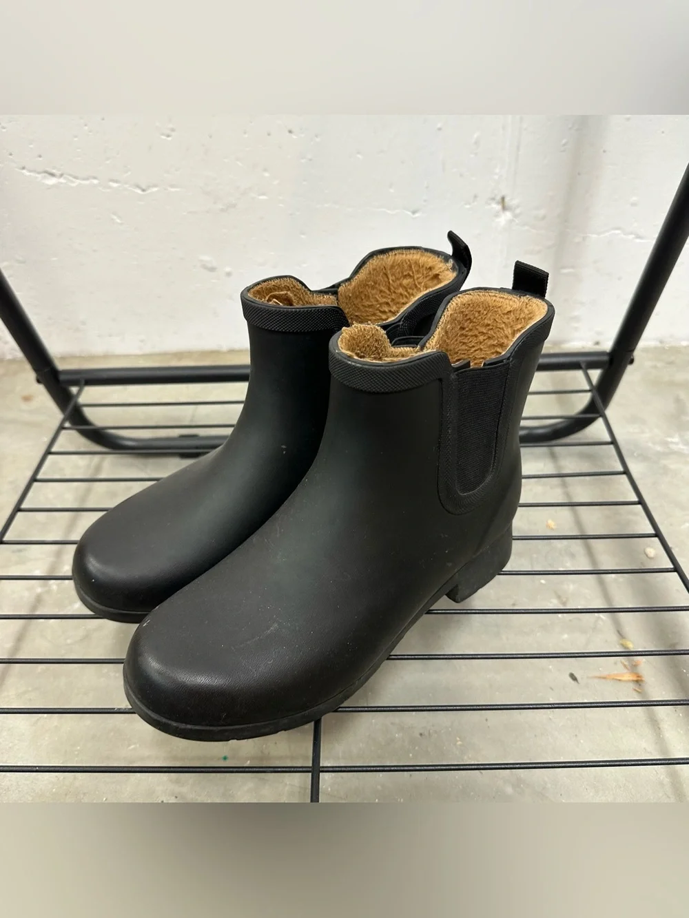 chooka Black Chelsea-Style Rain Ankle Boots with Tan Faux Fur Lining 🪶